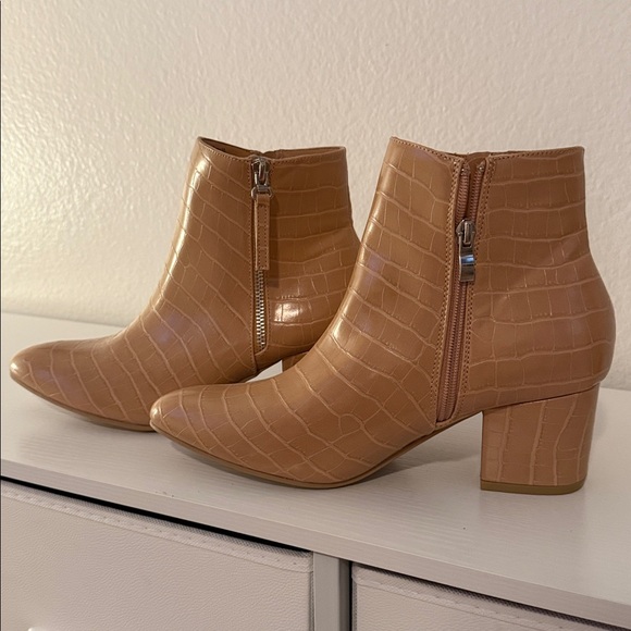 J. Adams Zuma Ankle Bootie Closed Pointed Toe Low Block Heel ZipUp Croc-Embossed - Picture 2 of 6